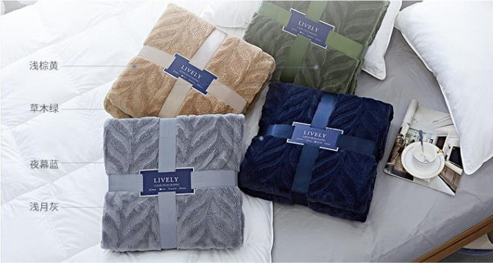 Wearable 100% Polyester Solid Flannel Blanket / Plush Blankets For Home And Travel