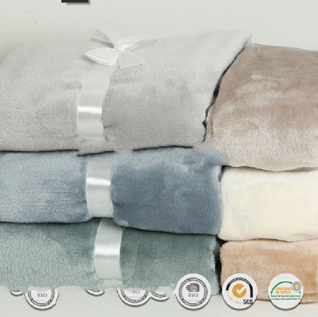 Warm Soft Coral Fleece Blanket / Plush Polyester Blanket Antipilling Anti - Allergic